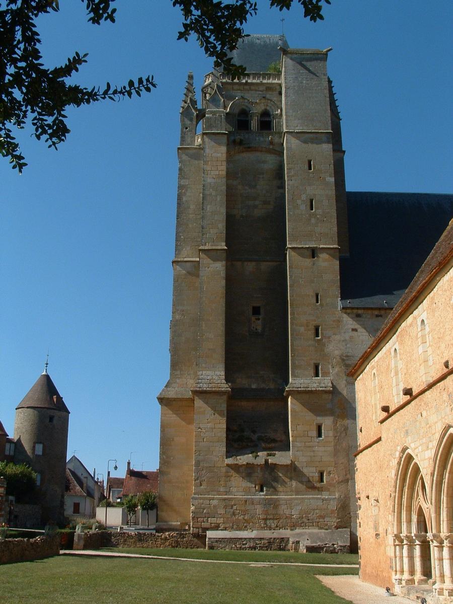 Fiche média no. 46534 Massay - Ancienne abbatiale Saint-Martin - La tour Chamborand de l'église, la salle capitulaire sans le grand cloître qui se trouvait au droit de la route et une tour de l'enceinte de l'abbaye