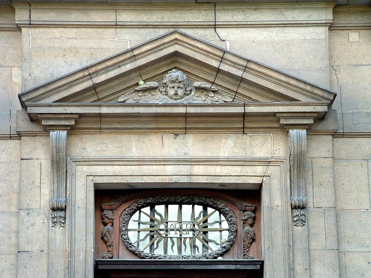 Fiche média no. 28265 Maternité de Port-Royal (hôpital Cochin) - Ancien monastère de Port-Royal de Paris - Porte latérale de la chapelle - Détail de la décoration