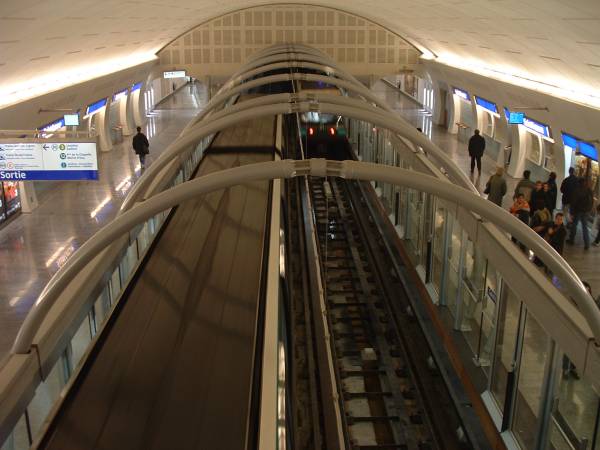 Linie 14 (Météor) der Pariser MetroBahnhof Saint-Lazare 