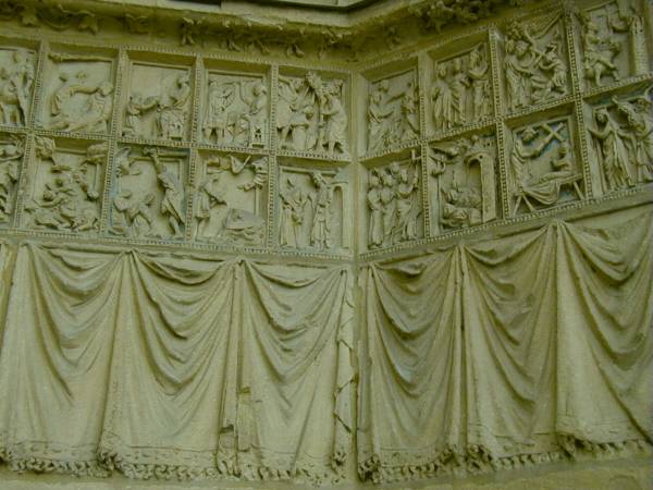 Cathédrale Saint-Etienne de Metz Portail Notre-Dame-la-Ronde - détail des panneaux de la vie du roi david et de la découverte de la Sainte-Croix de Jérusalem