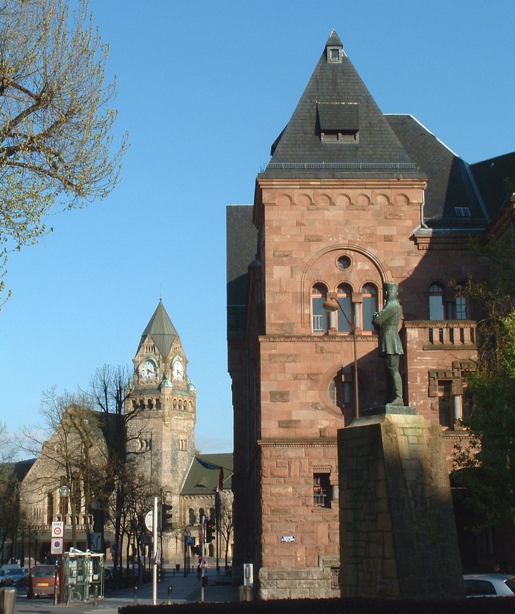 Metz - Hôtel des Postes (Poste principale) - Tour d'angle côté square Mangin et la gare de Metz en arrière plan 