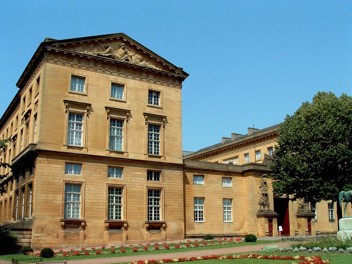 Metz - Palais de Justice (ancien Hôtel du Gouverneur) - Façade du côté de l'entrée 