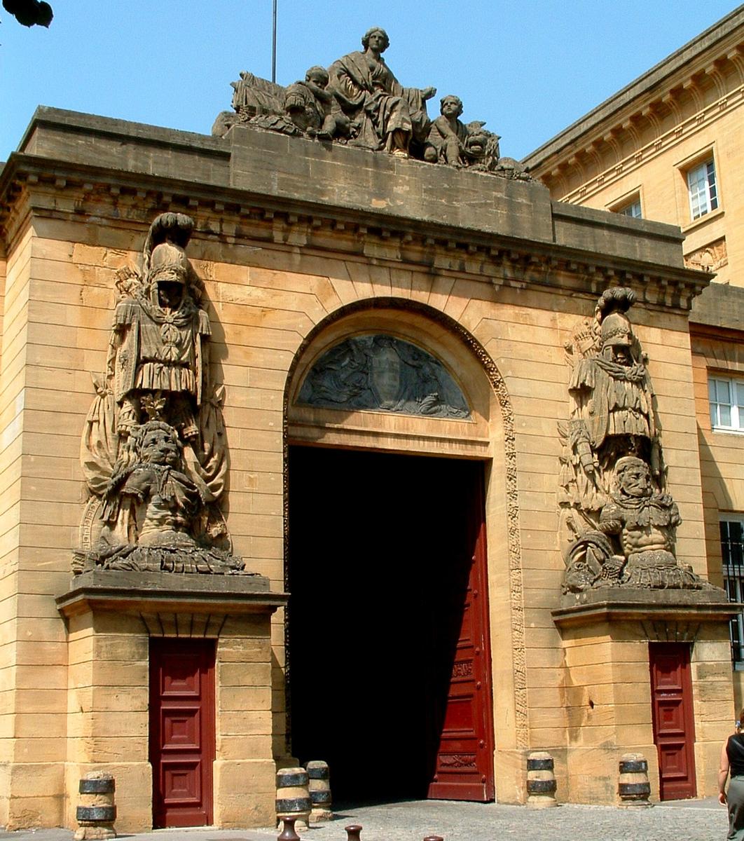 Metz - Palais de Justice (ancien Hôtel du Gouverneur) - Entrée sur la cour 