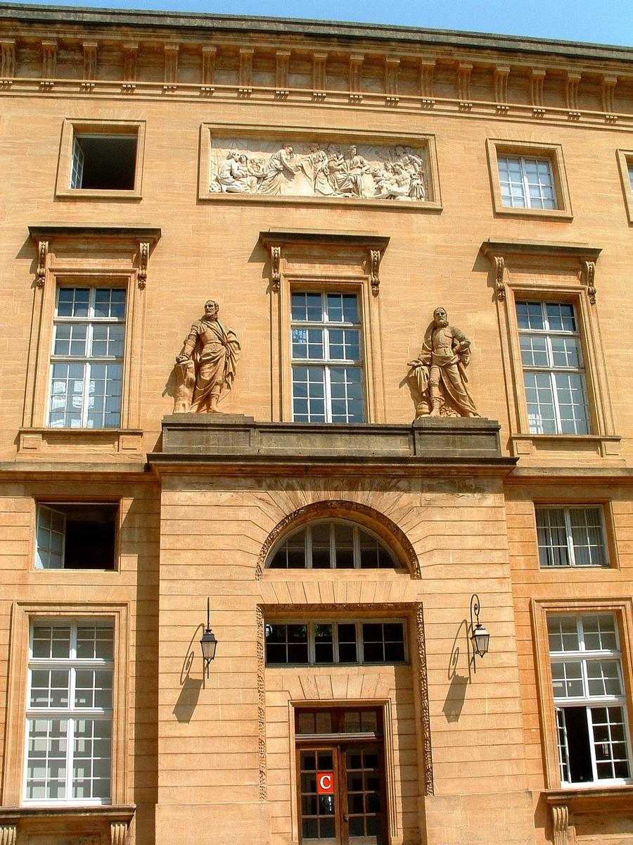 Metz - Palais de Justice (ancien Hôtel du Gouverneur) - Façade sur la cour - Entrée 