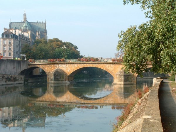 Pont Saint-Georges côté aval et cathédrale de Metz 