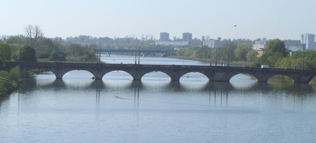 Nancy - Pont de Tomblaine et en arrière-plan, le pont du Millénaire 