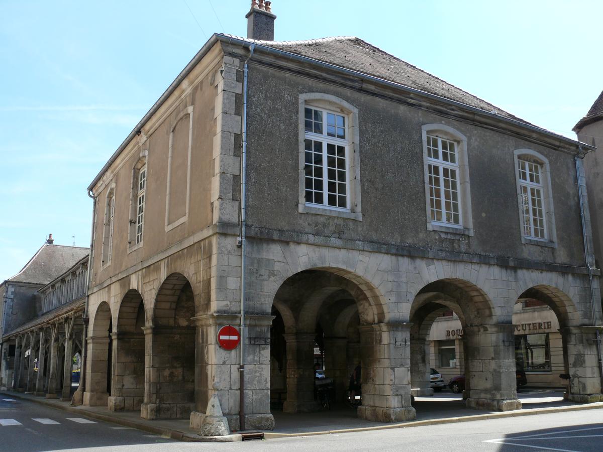 Vézelise - Halles (1599), Hôtel de ville (1735) et Auditoire de justice (1764) 
