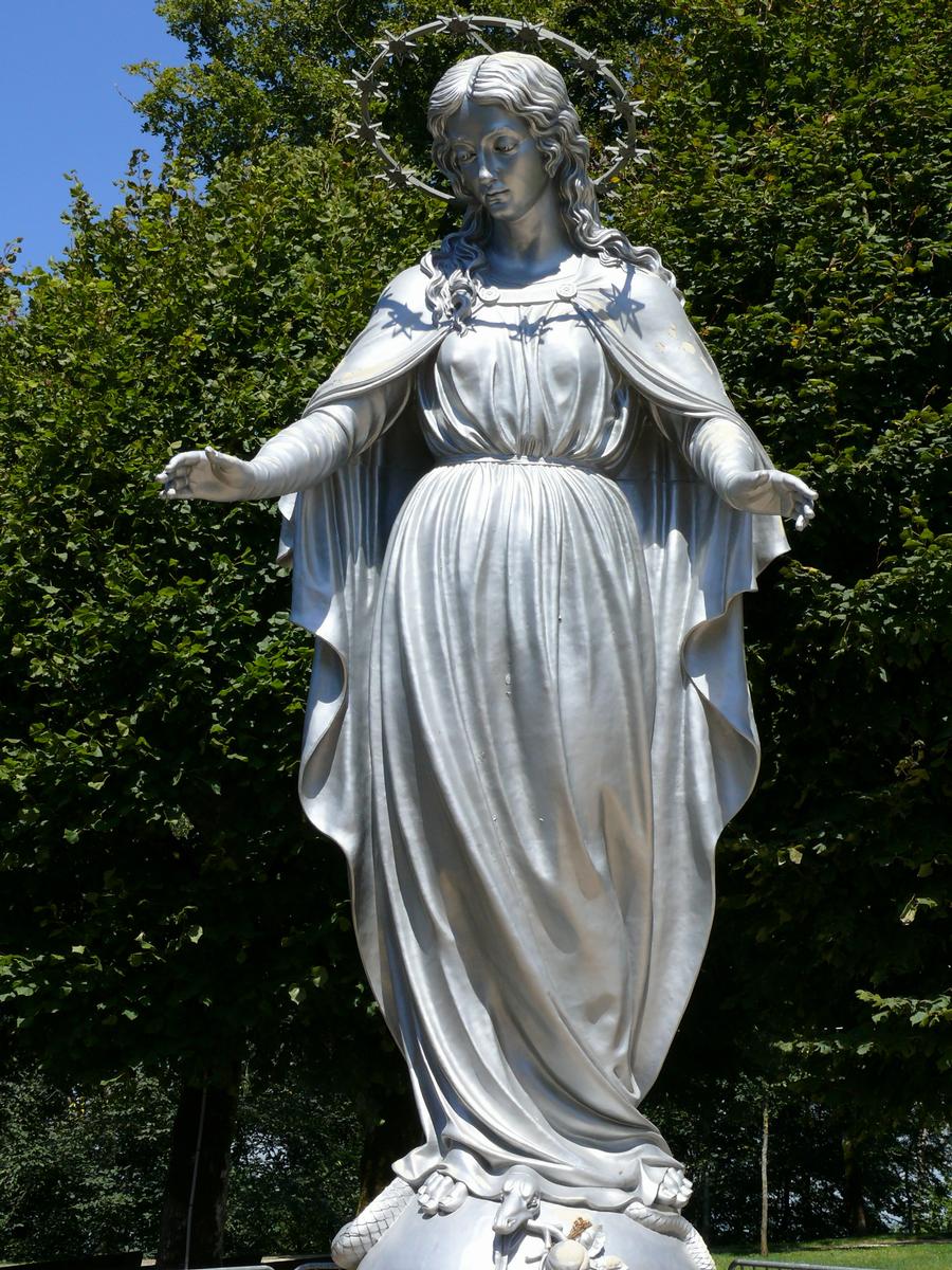 Fiche média no. 91217 Saxon-Sion - Basilique Notre-Dame-de-Sion - Statue de la Vierge de Sion descendue de la tour après l'incendie. Elle sera remontée après la fin de la restauration de la tour