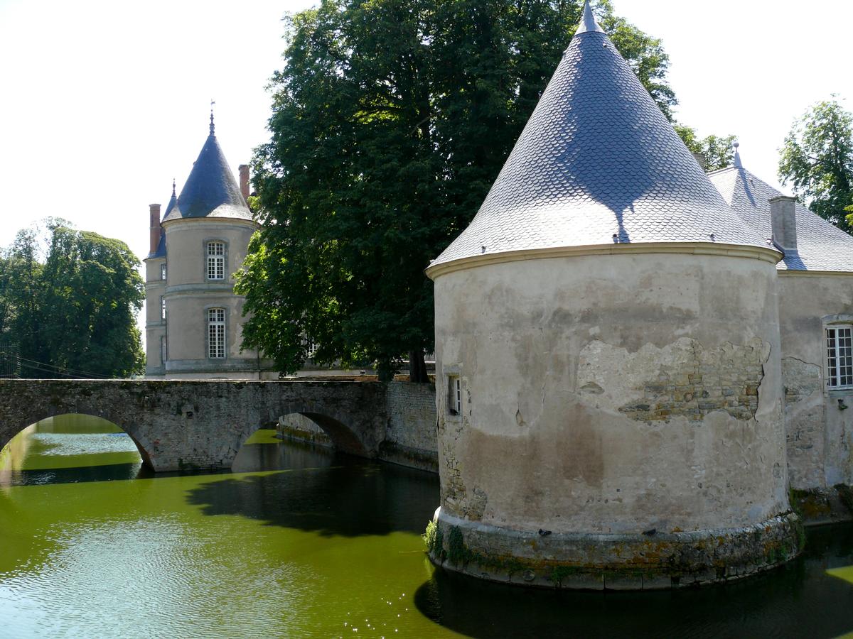 Château de Haroué avec ses douves 
