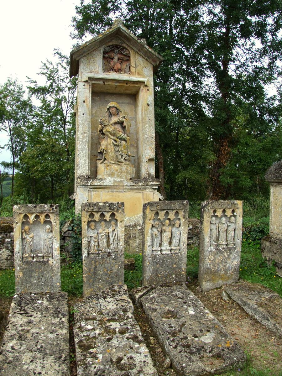 Fiche média no. 67958 Marville - Eglise Saint-Hilaire et cimetière - Eglise - Monument avec deux niches superposées, en bas une Pietà de la fin du 15ème siècle, en haut le Christ du Jugement dernier entre la Vierge et saint Jean (1484). Devant se trouvent quatre stèles avec onze apôtres (1531)