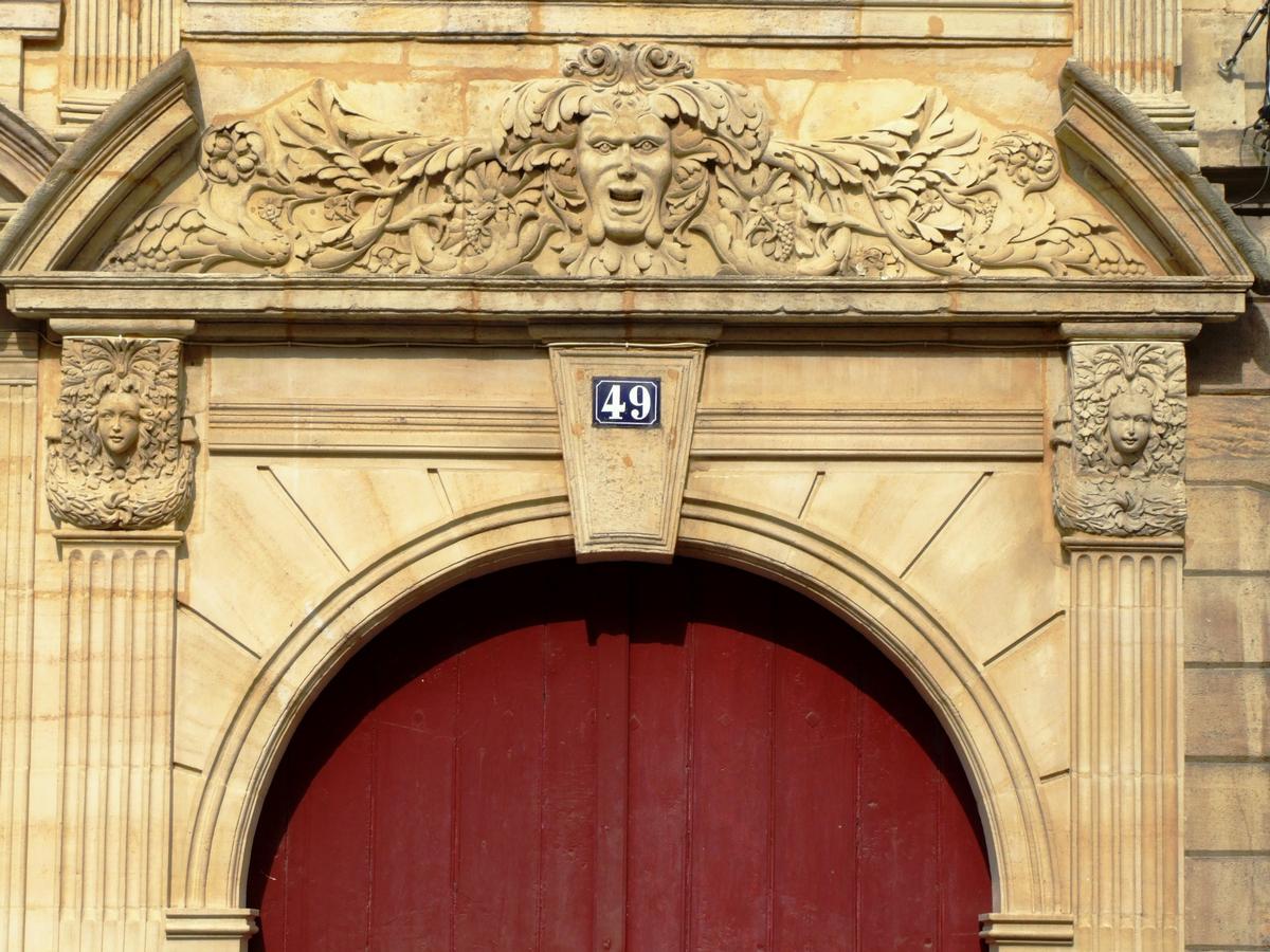 Bar-le-Duc - Hôtel particulier, 49 rue du Bourg - Portail - Fronton 