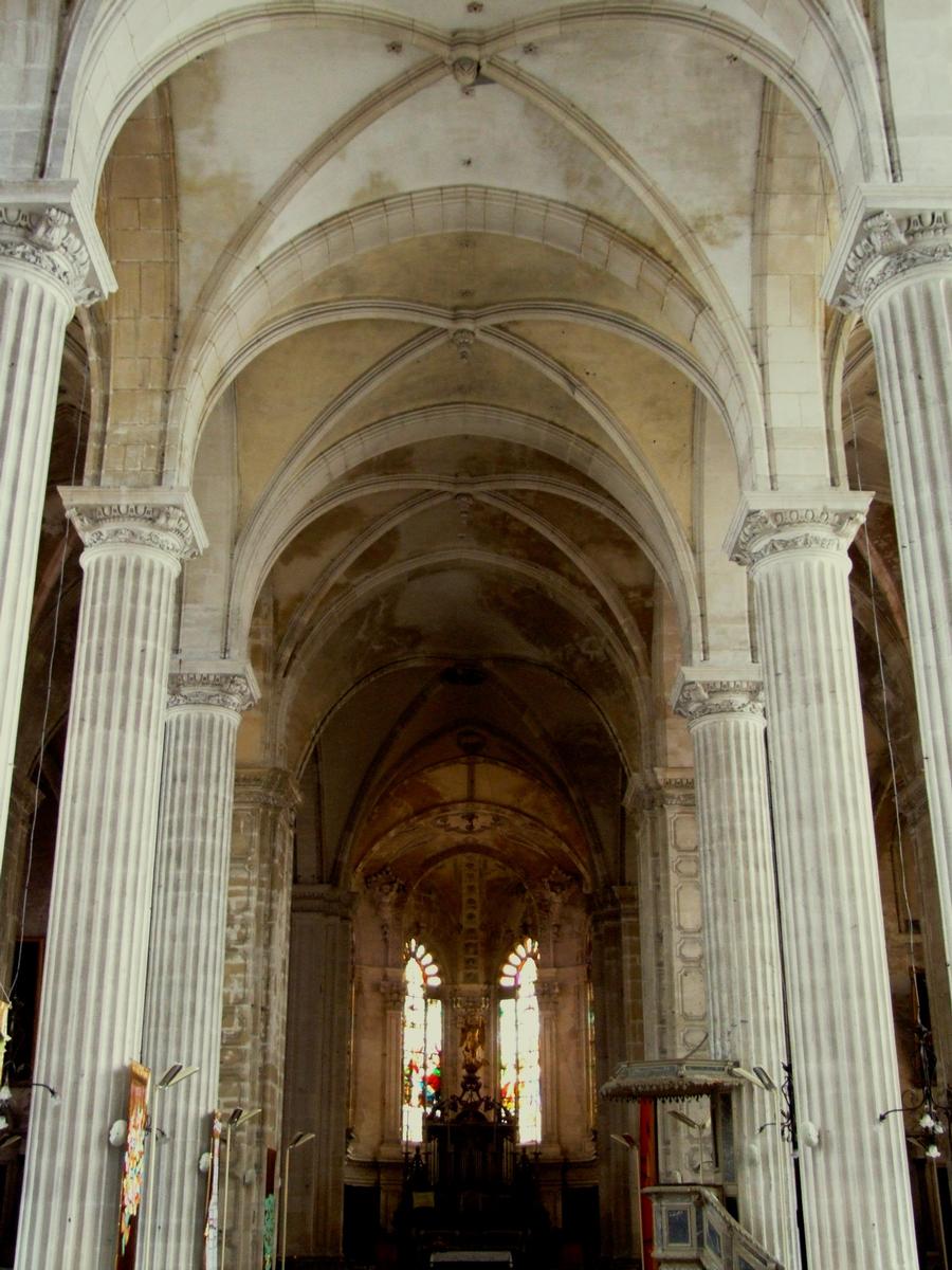 Saint-Mihiel - Abbatiale Saint-Michel - Nef vue de l'entrée de l'église 