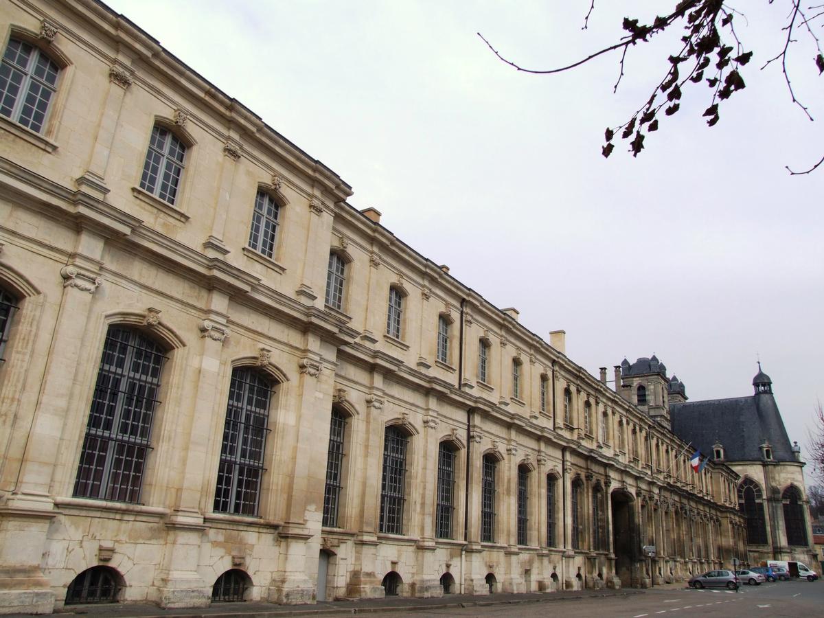 Saint-Mihiel - Palais abbatial (actuel Hôtel de ville) et abbatiale Saint-Michel 
