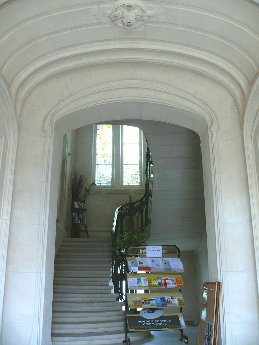 Euville - Hôtel de ville - Entrée avec escalier 