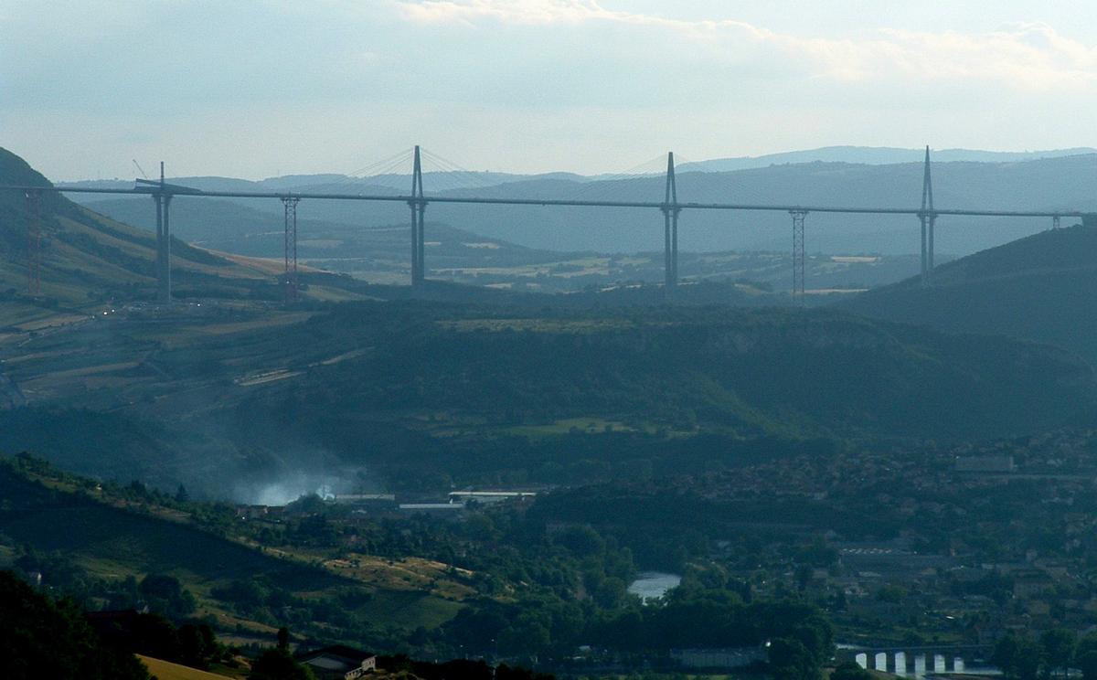 Overview of Millau with the pont Lerouge on the right and the Millau Viaduct after completion of the deck 