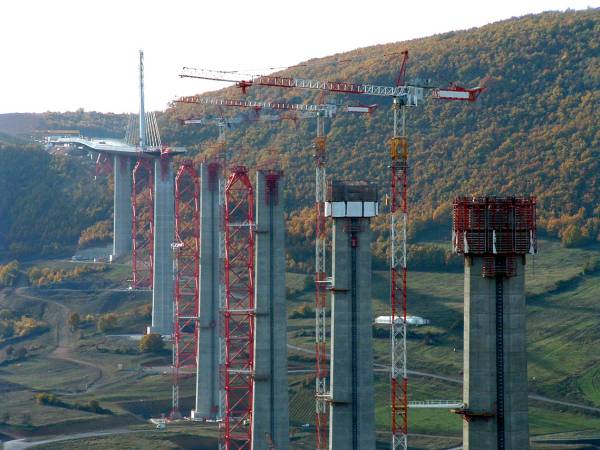 Millau-Viadukt
Verschub des Überbaus vom südlichen Widerlager 