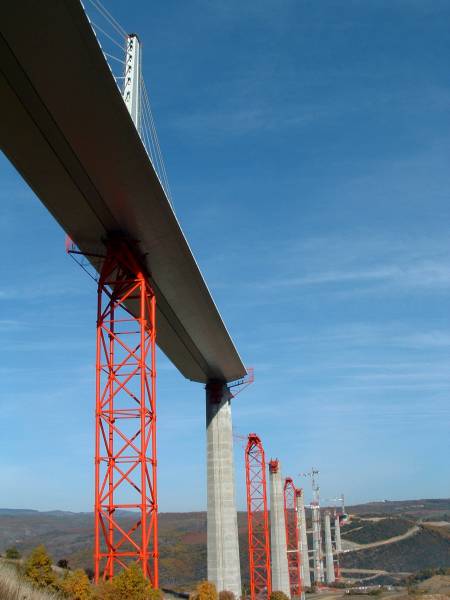Millau-Viadukt Überbau erreicht den Pfeiler P6 und wird vom südlichen Widerlager Richtung Norden verschoben