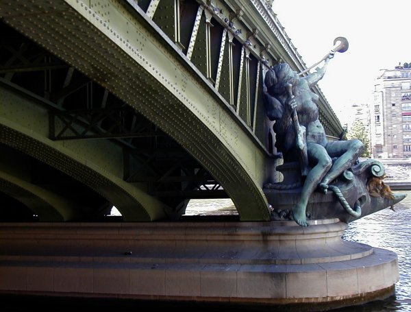 Pont Mirabeau à Paris.Pile rive gauche 