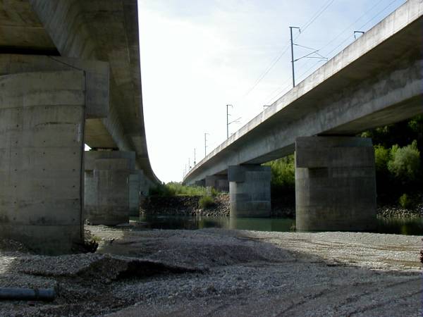 Viaducs de Miribel-Jonage À gauche le viaduc de l'A432 et à droite le viaduc de la LGV