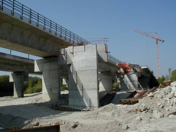 Viaducs de Miribel-Jonage Piles des trois viaducs parallèles - A432 et LGV