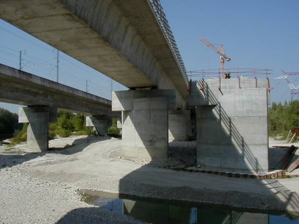 Viaducs de Miribel-Jonage Piles des trois viaducs parallèles - LGV et A432