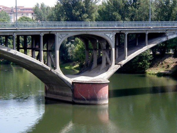 Pont Neuf de Montauban.Pile centrale sur le Tarn 