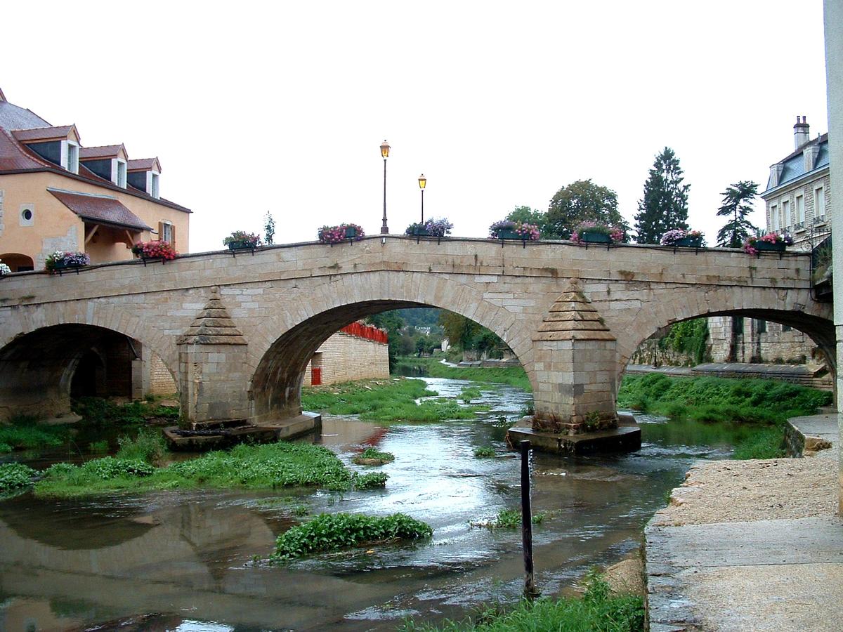 Road bridge at Montbard crossing the Brenne 