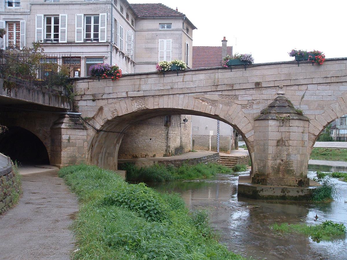 Montbard - Pont sur la Brenne (1733) - Vue de l'aval avec une travée transformée en passage piétons 