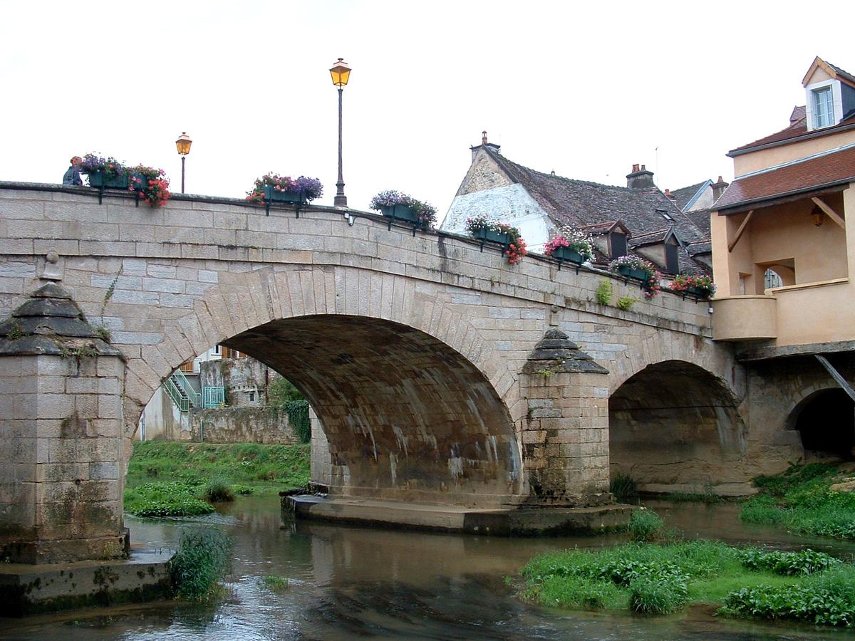 Montbard - Pont sur la Brenne (1733) - Vue de l'aval - Côté rive gauche 