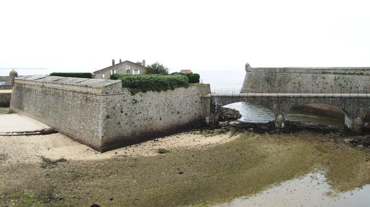 Fiche média no. 61736 Citadelle de Port-Louis - La demi-lune d'entrée contrôlant l'entrée de la citadelle, le grand-pont et le bastion de Groix construit par les Espagnols en 1591