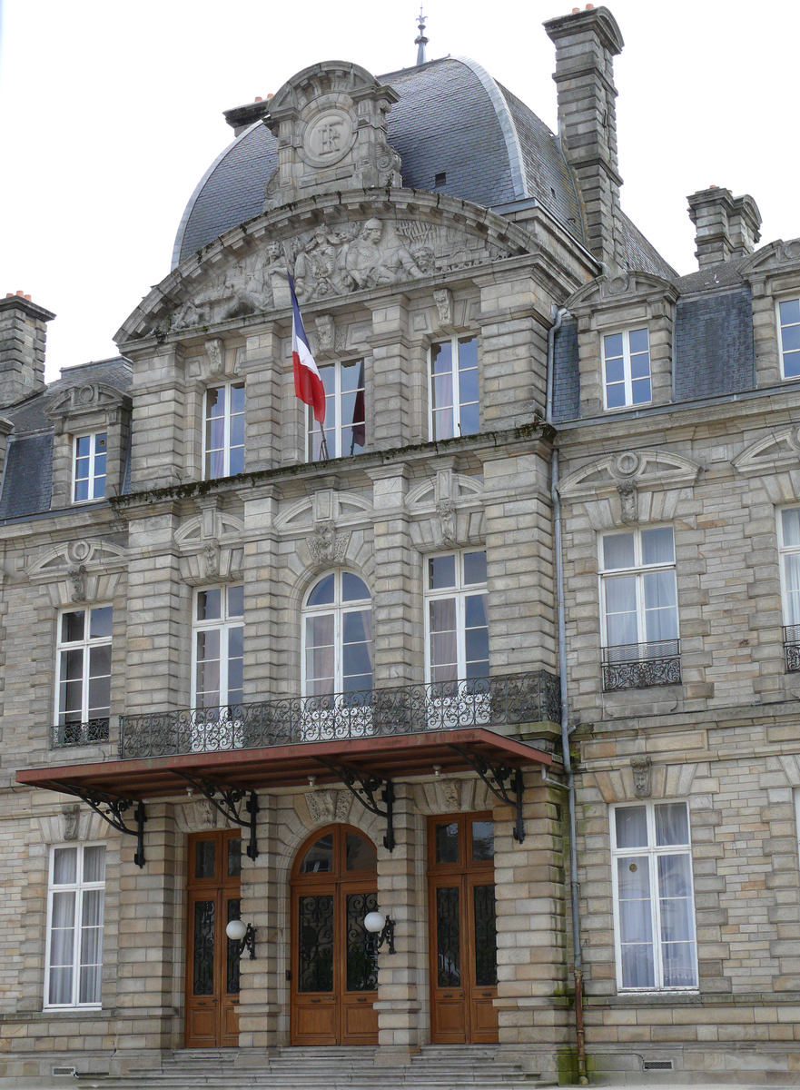 Vannes - Préfecture du Morbihan - Partie centrale avec un fronton arrondi 
