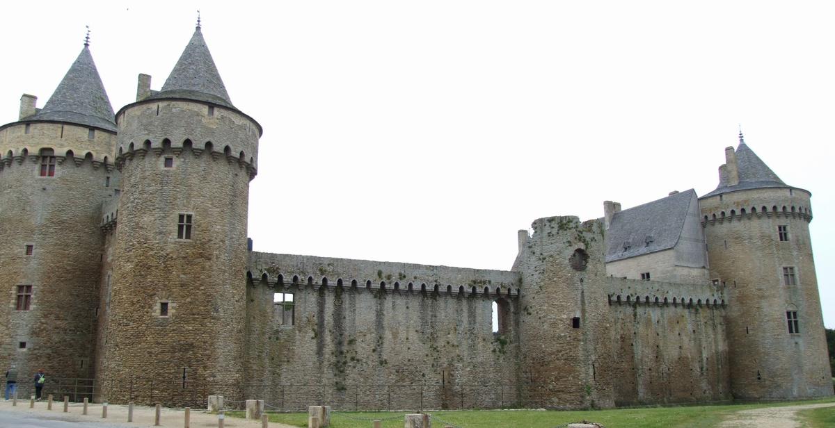 Fiche média no. 61996 Sarzeau - Château de Suscino - Rempart Nord-Est construit au 13ème siècle (réaménagé par le duc de Bretagne Jean IV de Montfort vers 1380) entre le châtelet d'entrée construit par Jean V et la Tour Neuve reconstruite vers 1430 en même temps que le Logis Ouest