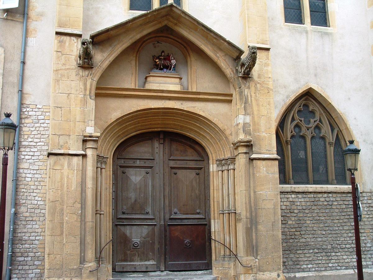 Metz - Eglise Saint-Martin - Un fragment du mur d'enceinte gallo-romain de part et d'autre du portail 