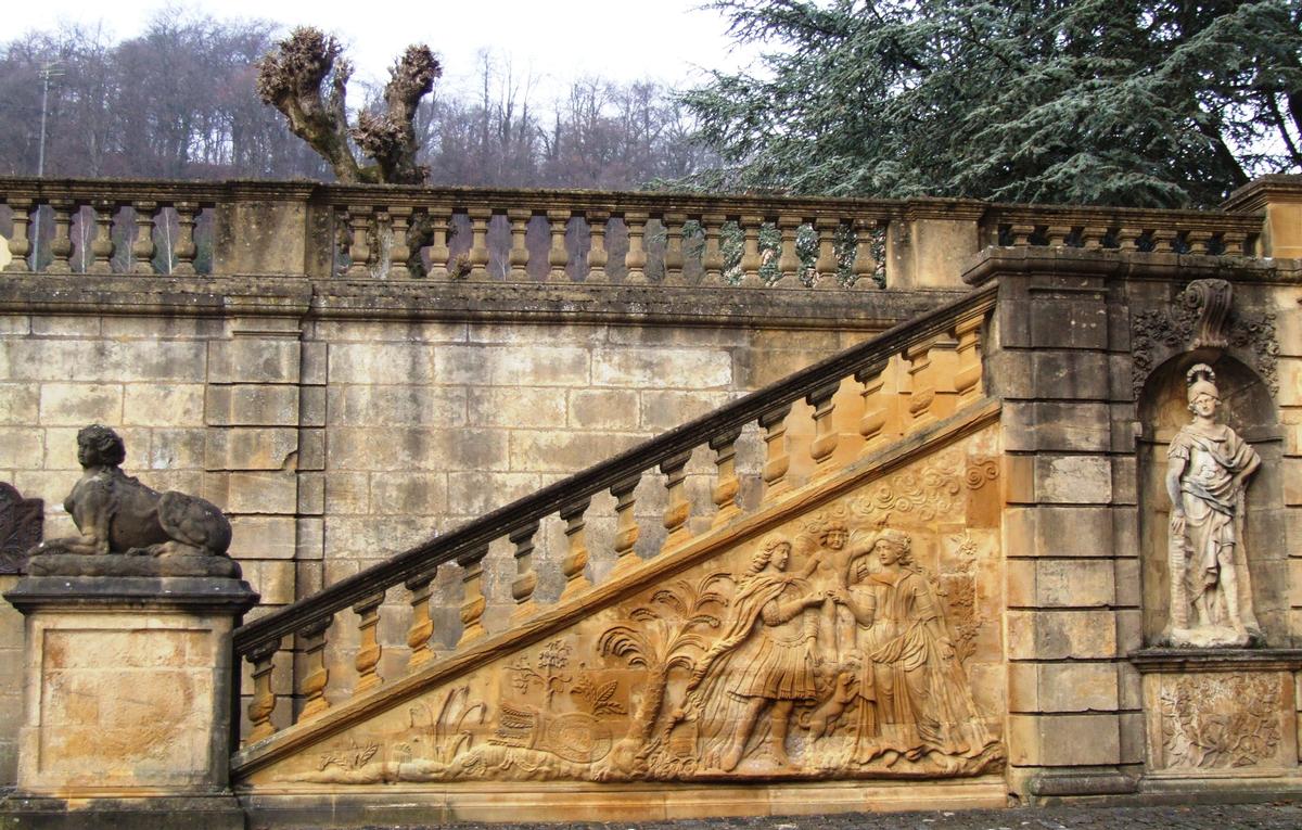 Fiche média no. 55882 Gorze - Ancien Palais abbatial - Mur d'échiffre de l'escalir de droite avec une sculpture racontant le mariage de Jason et de Médée en présence d'Aurore