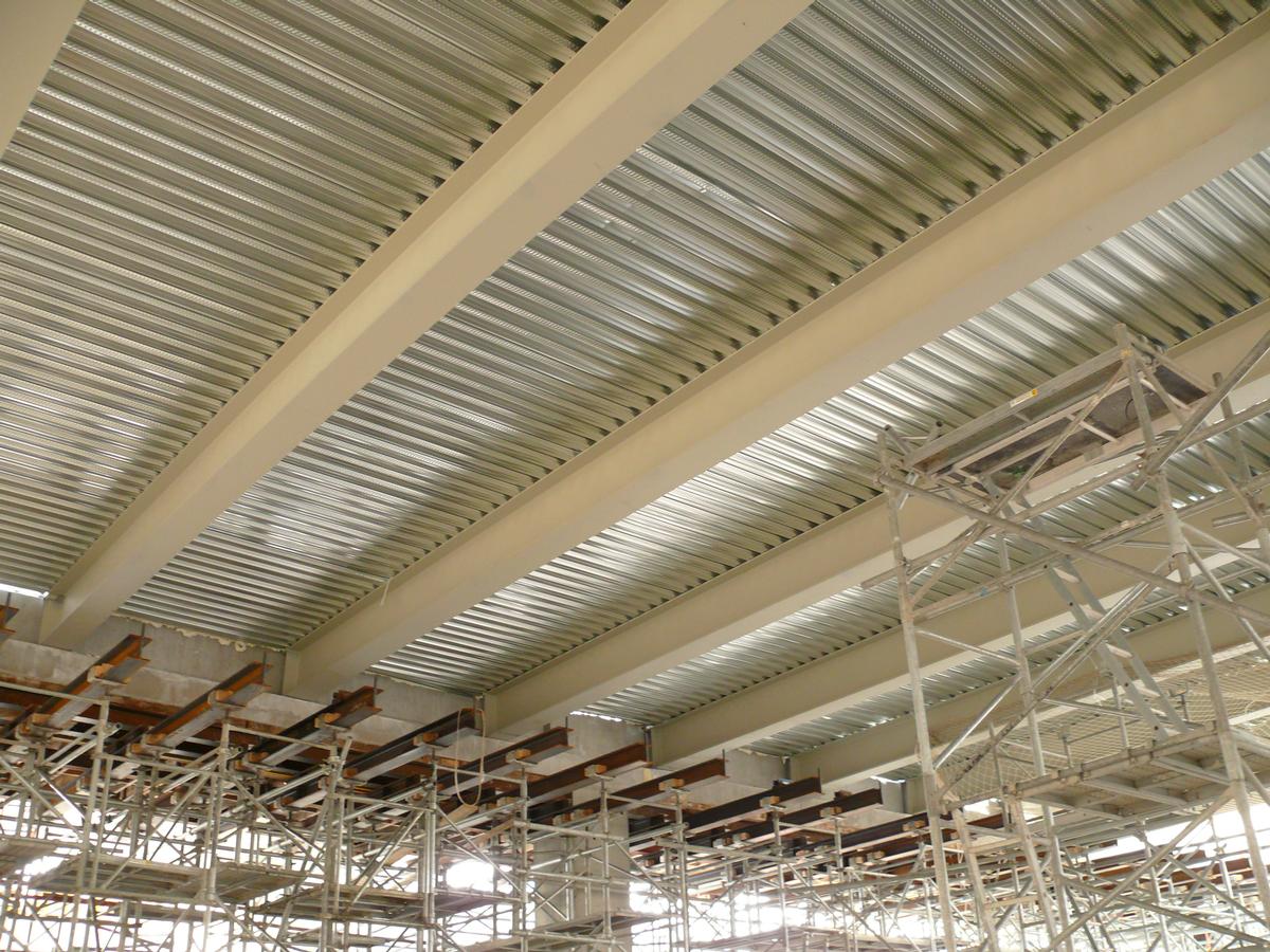 Metz - Centre Pompidou Metz - Bâtiments en cours de construction - Plancher bas mixte et étaiement du premier tube 