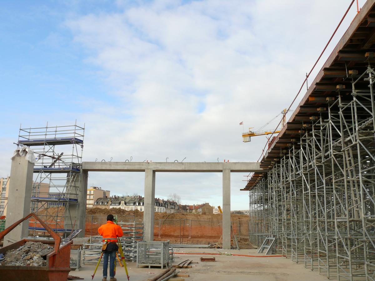Metz - Centre Pompidou Metz - Bâtiments en cours de construction - A droite, l'étaiement du premier tube 