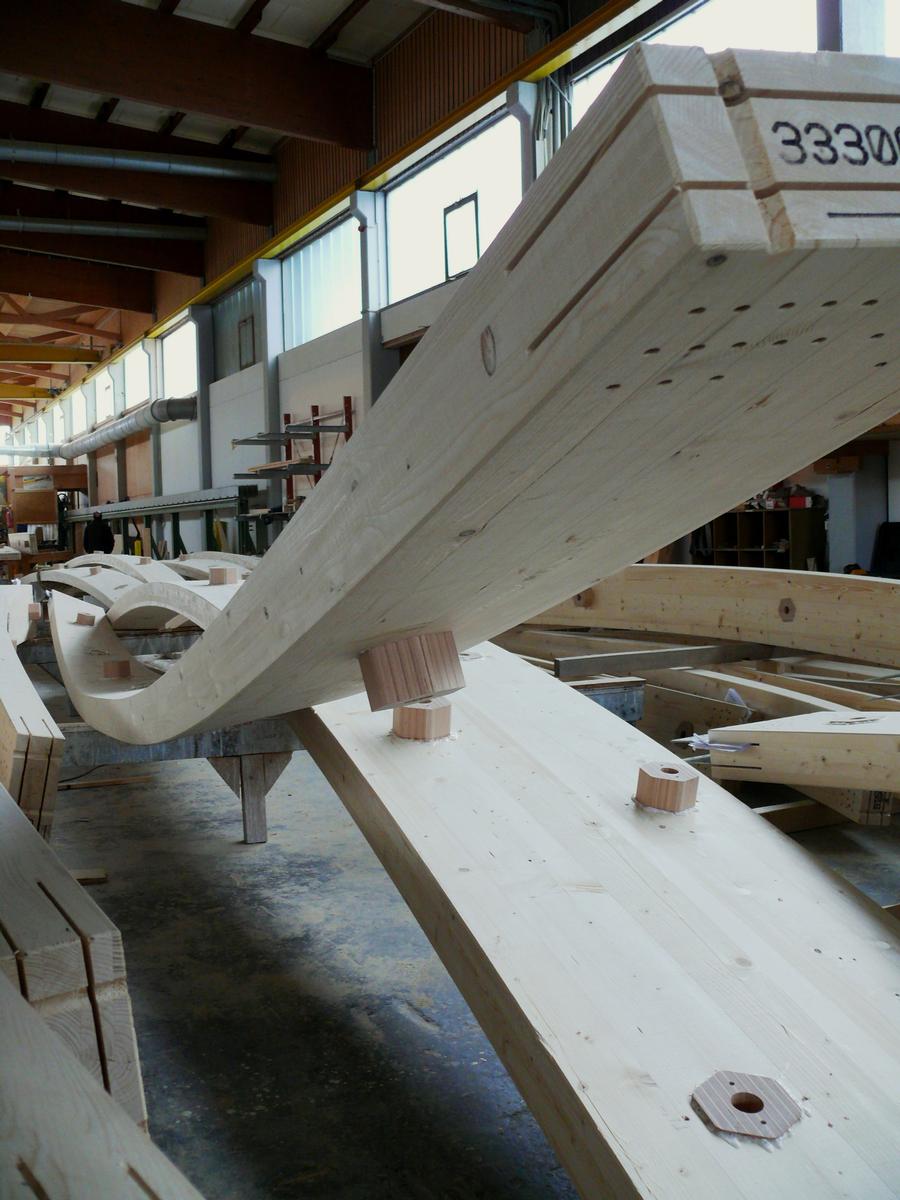 Fiche média no. 128034 Metz - Centre Pompidou Metz - Toiture charpente bois - Quelques unes des 1600 pièces de la charpente, toutes différentes, en cours de réalisation dans l'atelier d'Holzbau Amann
