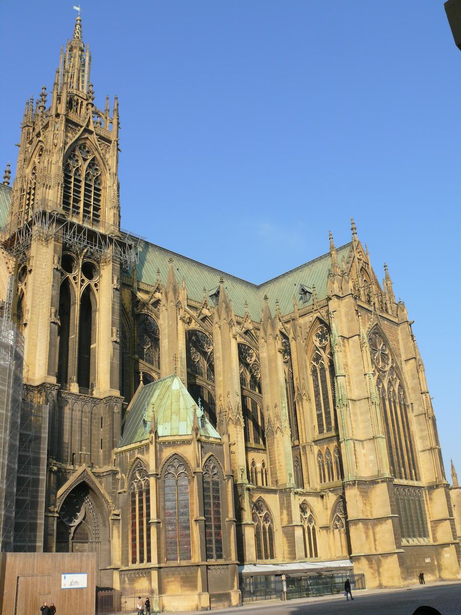 Metz - Cathédrale Saint-Etienne - Côté sud de la cathédrale avec la tour de la Mutte 