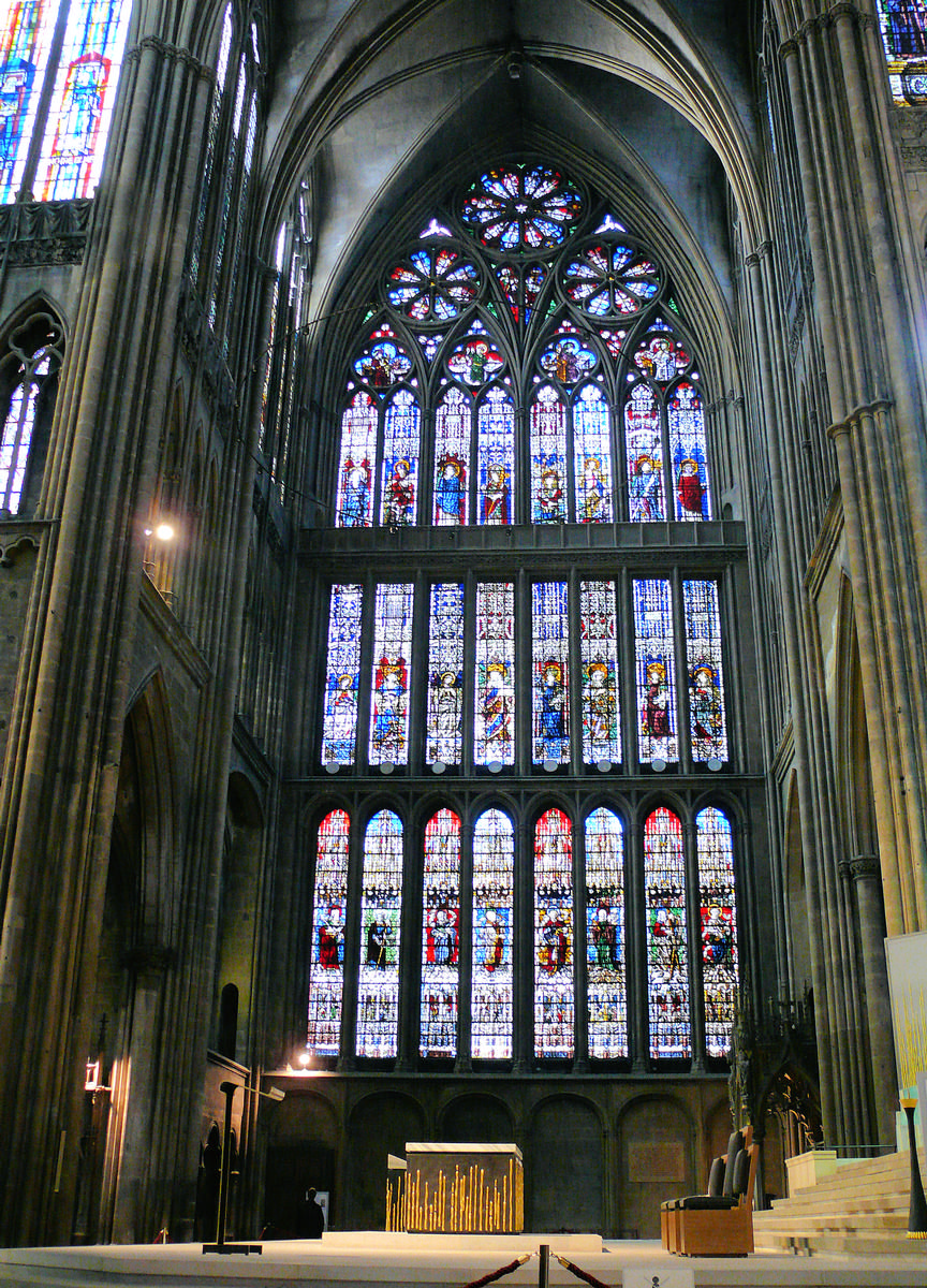 Fiche média no. 134136 Metz - Cathédrale Saint-Etienne - Nef - Bras nord du transept - Vitraux de Théobald de Lixheim en 1504 mettant en scène de bas en haut, huit apôtres, puis au-dessus huit saintes et enfin huit saints
