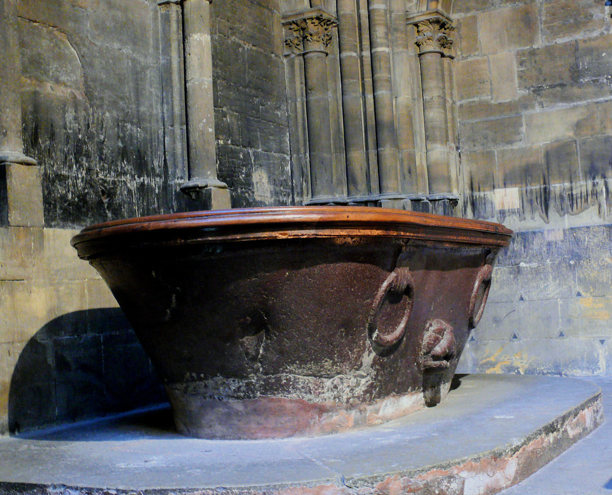 Metz - Cathédrale Saint-Etienne - Nef - Collatéral nord - Baignoire romaine ayant servi pour les baptêmes 