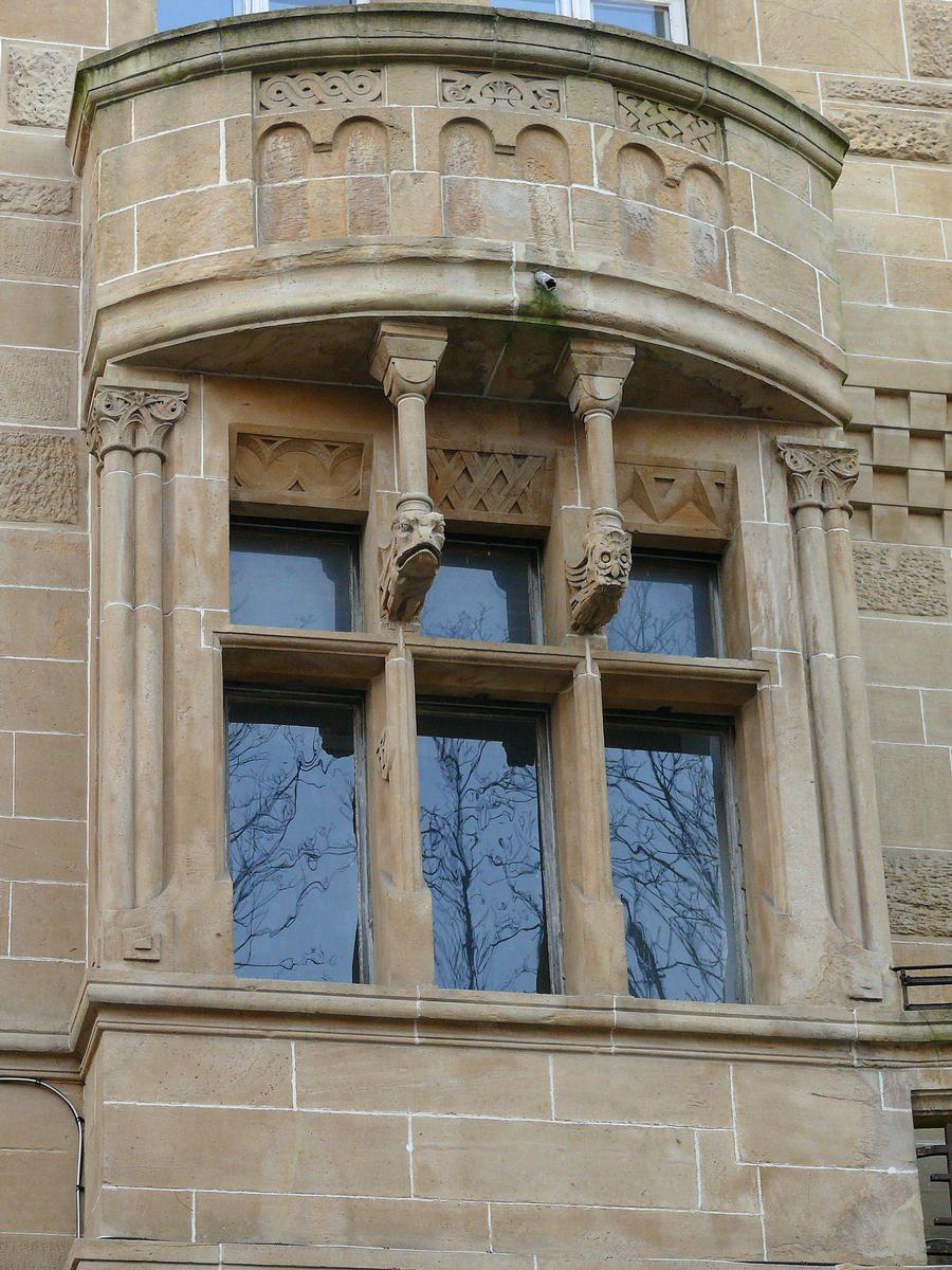Metz - Immeuble 9 avenue Foch - Détail: dragons gardant la fenêtre 