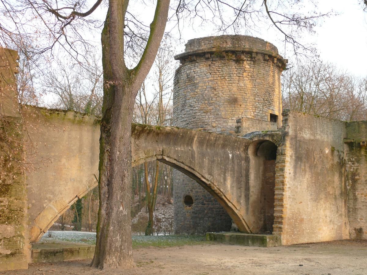 Metz - Remparts médiévaux - La tour des Esprits et le pont des Grilles de la Basse-Seille 