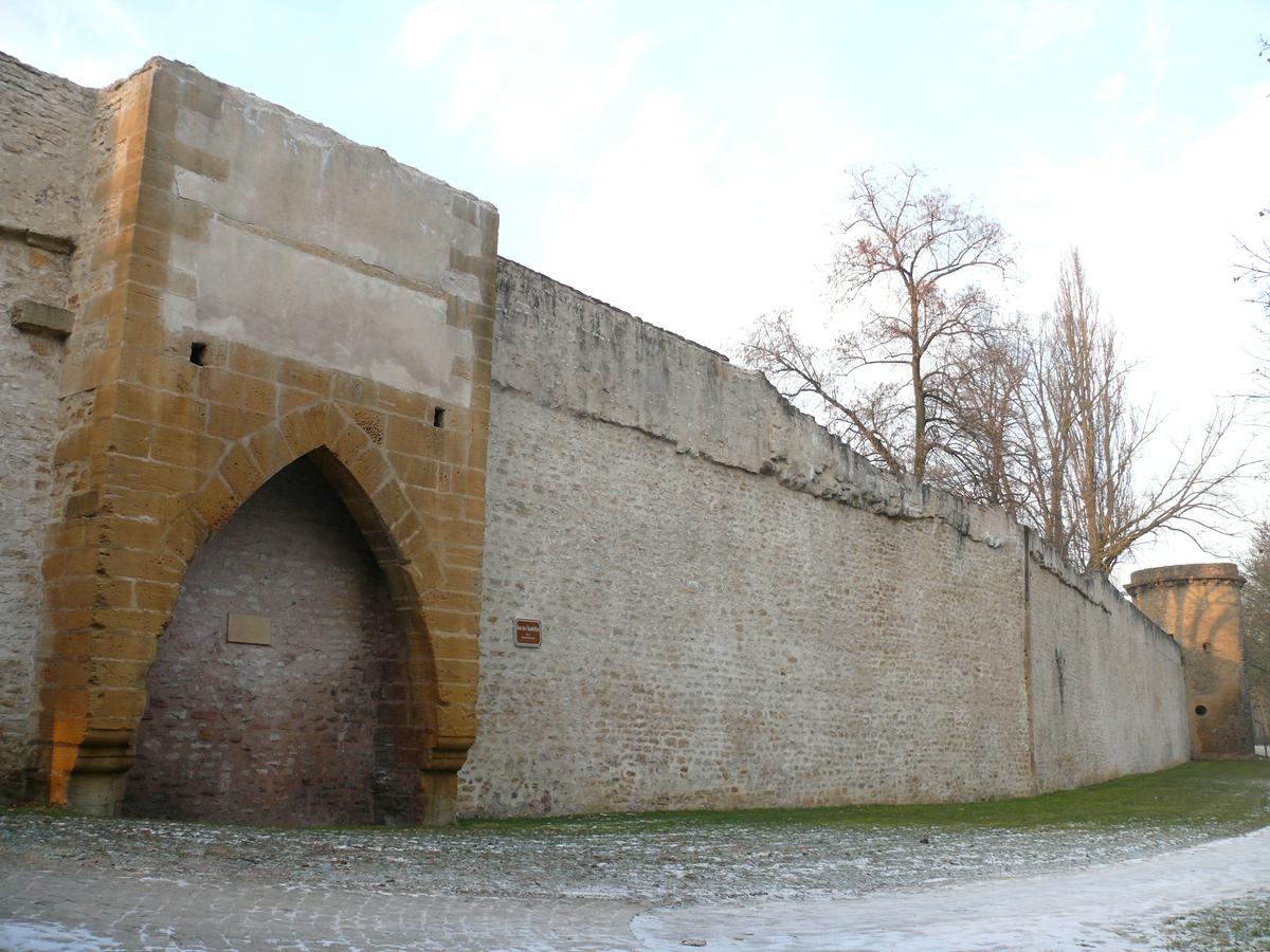 Metz - Remparts médiévaux - Tour des Chandelliers et les remparts jusqu'à la tour des Esprits 