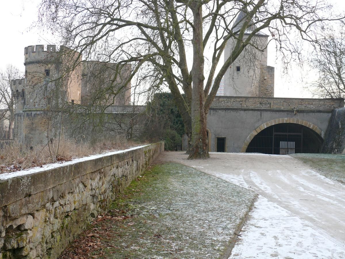 Metz - Remparts médiévaux - Porte des Allemands vue du terre-plein des remparts médiévaux 