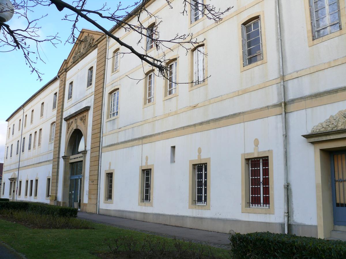 Metz - Ecole de rééducation professionnelle Jean Moulin (ancienne caserne de cavalerie) 