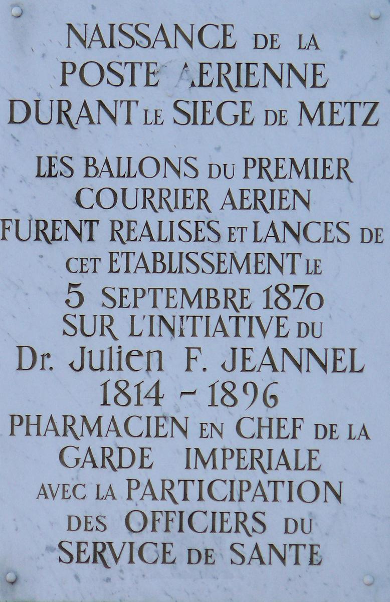 Fiche média no. 134602 Metz - Conseil général de la Moselle (ancien hôpital militaire de Fort-Moselle) - Panneau commémoratif sur la naissance de la poste aérienne pendant le siège de Metz en 1870
