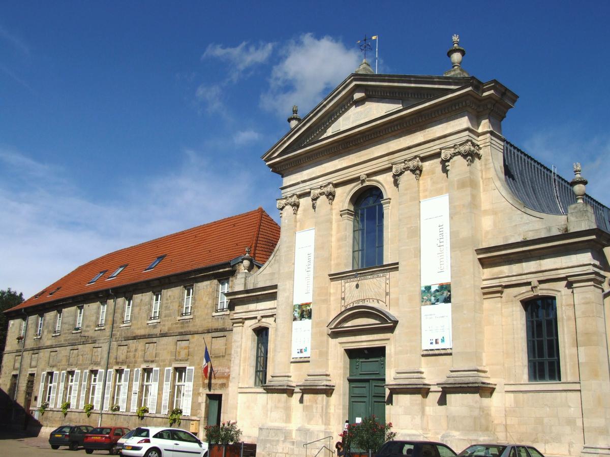 Vic-sur-Seille - Ancien couvent des Carmes - Façade de l'église et bâtiment du couvent (ancien hôtel de ville) 