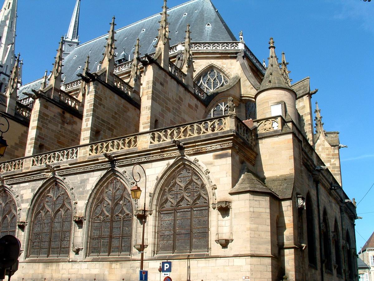Moulins - Cathédrale Notre-Dame - L'ancienne collégiale construite au 15ème siècle constituant le choeur de la cathédrale 