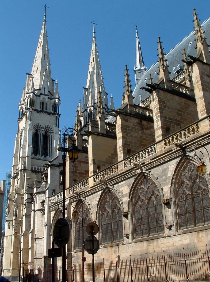 Moulins - Cathédrale Notre-Dame - Les tours et la nef construites au 19ème siècle quand la collégiale est transformée en cathédrale 