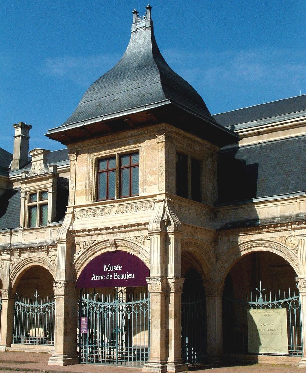 Moulins - Musée Anne de Beaujeu - Pavillon d'Anne de Beaujeu - Tour-porche et deux arcades 